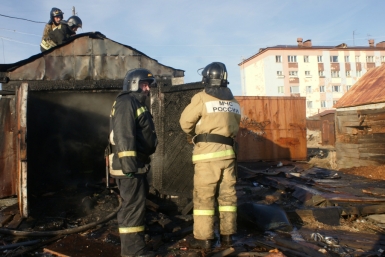 Восемь пожарных тушили загоревшийся гараж в Магадане Пресс-служба ГУ МЧС России по Магаданской области