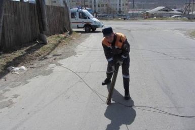 Спасатели убрали провода с дороги с помощью деревянных брусков Пресс-служба ДВРПСО МЧС Росси