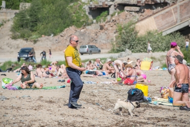 Первый день настоящего лета магаданцы встретили на пляже Александр Крылов, ИА Magadanmedia