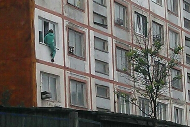 Сначала девушка решила покончить с собой, выпрыгнув из окна Фото из социальных сетей