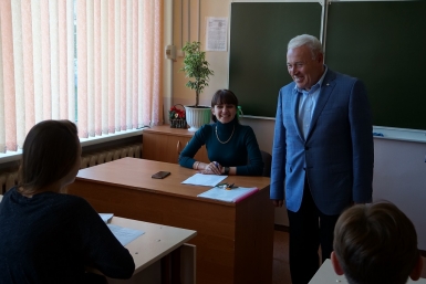 Губернатор Владимир Печеный, приехавший в школу, посетил классы учреждения Мария Золотарева, MagadanMedia