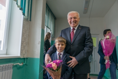 Губернатор Владимир Печеный с первоклассником Александр Крылов, ИА Magadanmedia
