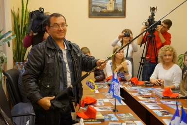 Илья Ковякин с призом за второе место Мария Золотарева, MagadanMedia