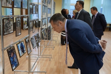 Фотогалерея в холле Молодежного центра Мария Золотарева, MagadanMedia