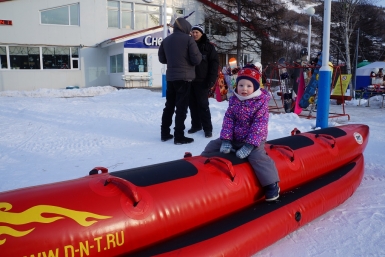 &quotСнегорка&quot оказывает услуги по прокату горных лыж и сноубордов, катанию на &quotснежном банане&quot Мария Золотарева, MagadanMedia