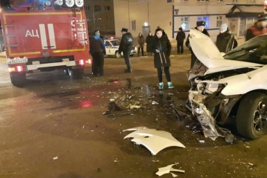 Иномарка в Магадане не уступила дорогу пожарной машине Из социальных сетей