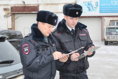 Инспекторы отмечают в протоколе время и нарушения ПДД ИА MagadanMedia