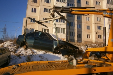 Разбитый и частично разобранный автомобиль эвакуировали с одной из улиц Магадана Пресс-служба мэрии Магадана