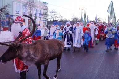 Более сотни магаданских Дедов Морозов отправились в &quotНовогодний поход в 2016 год&quot Мария Золотарева, MagadanMedia