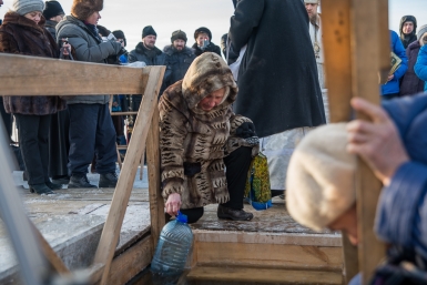 Многие из горожан запаслись святой водой Александр Крылов, MagadanMedia