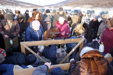 Магаданцы набирают святую воду Мария Золотарева, MagadanMedia