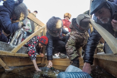 Магаданцы набирают святую воду Александр Крылов, MagadanMedia
