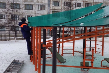 Сильный ветер сорвал листы крыши со спортплощадки в Магадане Пресс-служба ДВРПСО МЧС России
