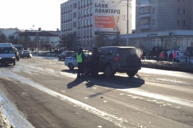 Джип сбил двух человек в центре Магадана Из соцсетей
