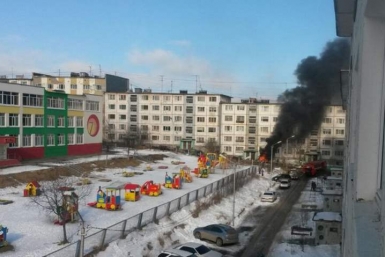  Минивэн сгорел в одном из дворов Магадана   Сохранить новость Из социальных сетей