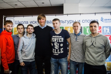Студенты ДВФУ и Андрей Кириленко РИА PrimaMedia