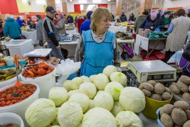Свежие огурцы, шампиньоны и брынза появились на магаданских прилавках Крылов Александр, ИА MagadanMedia