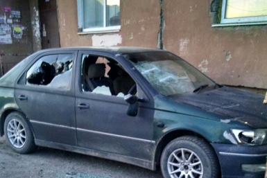 Разнес битой припаркованный автомобиль вандал в Магадане Из социальных сетей