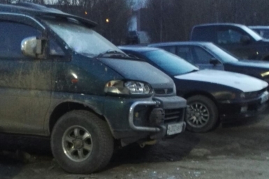 Разнес битой припаркованный автомобиль вандал в Магадане Из социальных сетей