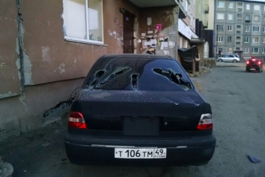 Разнес битой припаркованный автомобиль вандал в Магадане Из социальных сетей