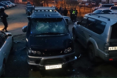 Разнес битой припаркованный автомобиль вандал в Магадане Из социальных сетей