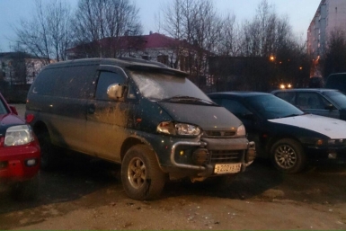 Разнес битой припаркованный автомобиль вандал в Магадане Из социальных сетей