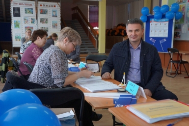 Голосует Петр Бурмистров Мария Золотарева, MagadanMedia