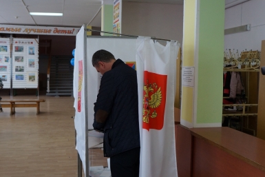 Голосует Петр Бурмистров Мария Золотарева, MagadanMedia