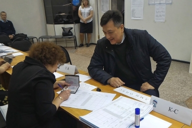 Голосует Андрей Попов Пресс-служба Магаданской городской Думы