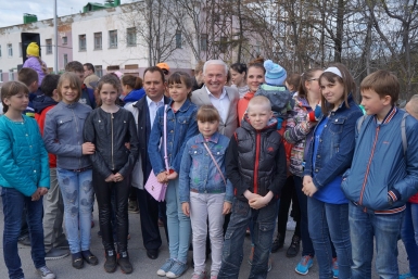 Владимир Печеный и Денис Павлик с детьми Мария Золотарева, MagadanMedia