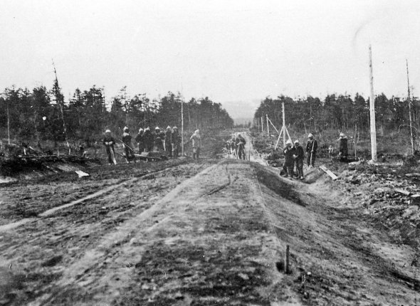 Колымскую трассу длиной 2 тысячи километров начали прокладывать в 1932 году