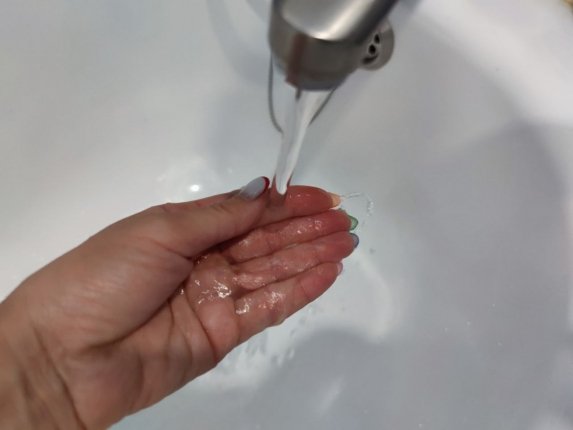 Из крана течёт еле тёплая вода? Как вернуть свои деньги за недогрев по ЖКХ