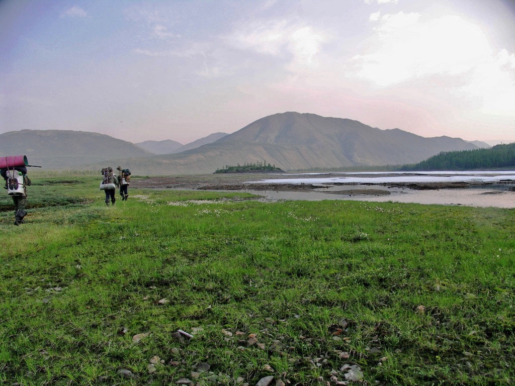 Наледь ручья Озерный. Направо вдоль гор идёт дорога на рудник