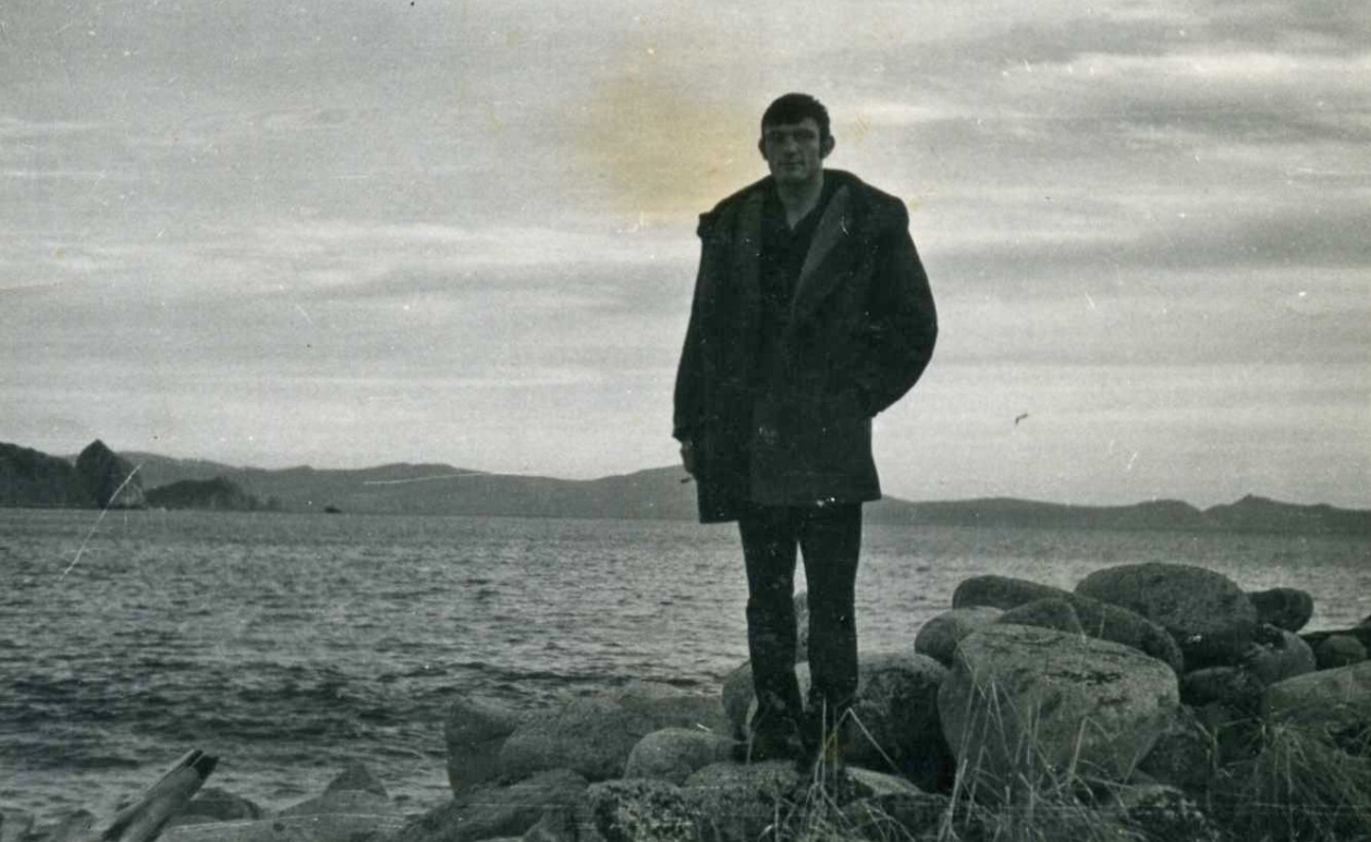 Остров Недоразумения, посёлок Рыбачий. Водитель единственного грузовика посёлка — Анатолий