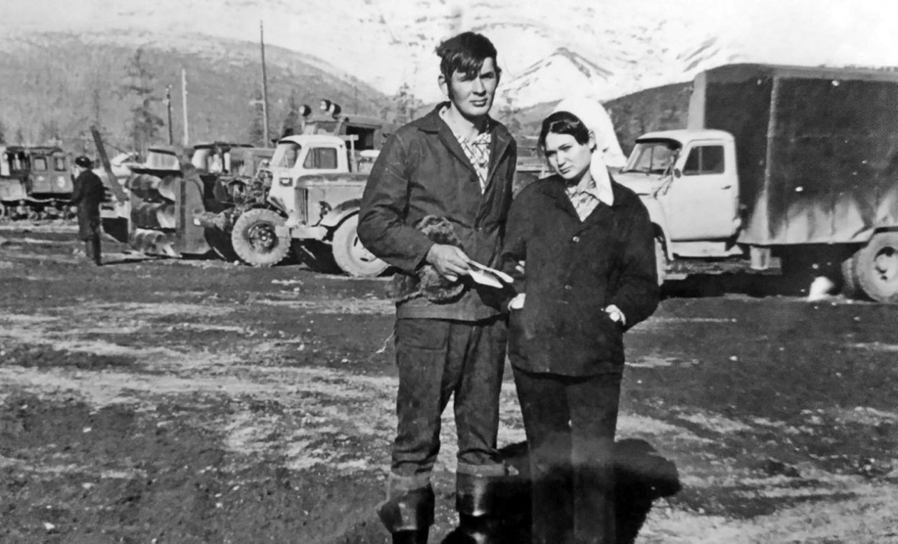 Посёлок Верхний Балыгычан. Территория гаража дорожников. 1971 год