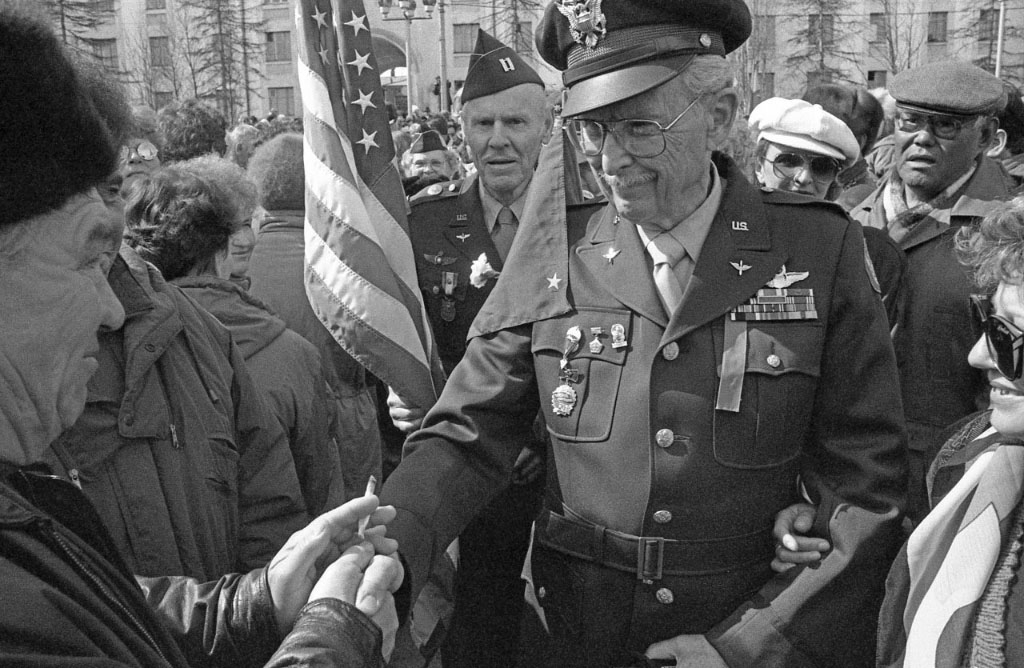 Американские летчики ветераны Второй мировой в Магадане в День Победы. 1995 г