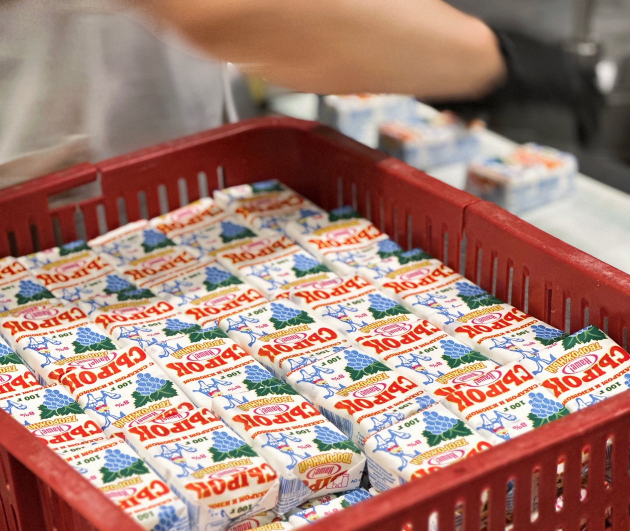 С чего начинается день в производственном цехе молочного завода "Магаданский"