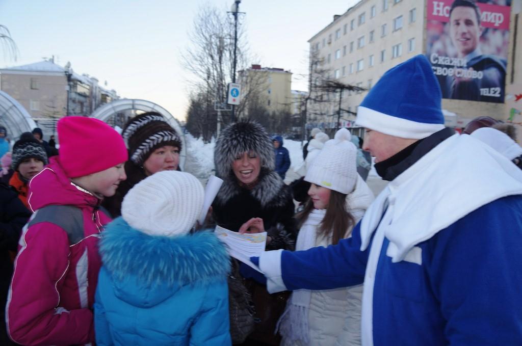 Вручение пожарными листовок, Фото с места события из других источников