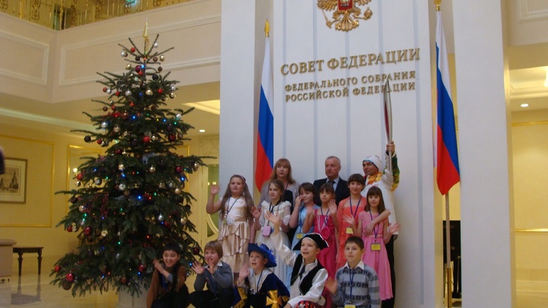 Кремлевскую елку посетили колымские школьники, Фото с места события из других источников