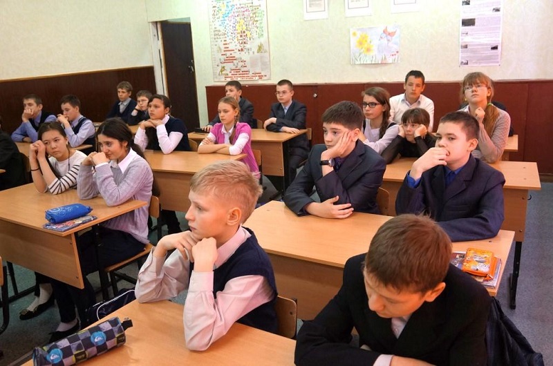 Школьники внимательно слушают спасателей, Фото с места события из других источников
