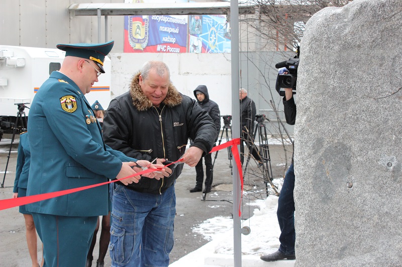 Ленту разрезают начальник Главка и подполковник в отставке Сергей Карякин, Фото с места события из других источников