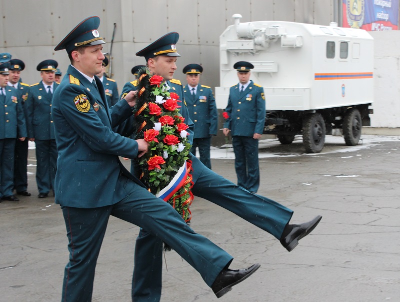 Возложение венков к памятнику, Фото с места события из других источников