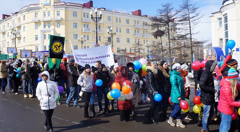 Молодежные организации на первомайском шествии в Магадане, Фото с места события собственное