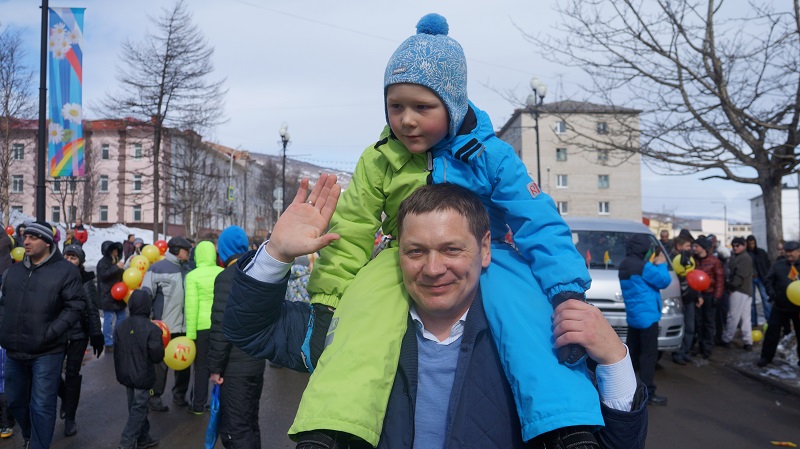 Мегамаг поздравил магаданцев с Первомаем, Фото с места события собственное