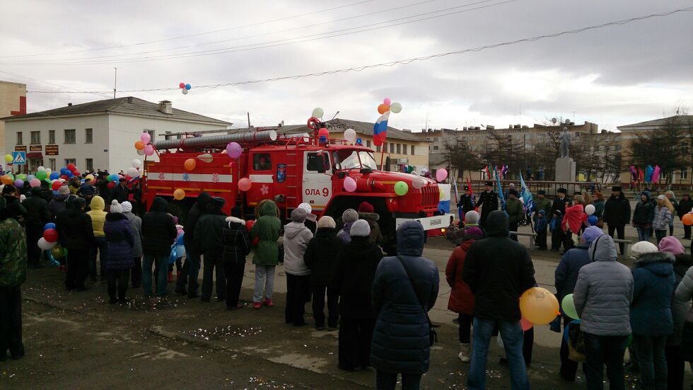 Первомайское шествие в поселке Ола, Фото с места события собственное