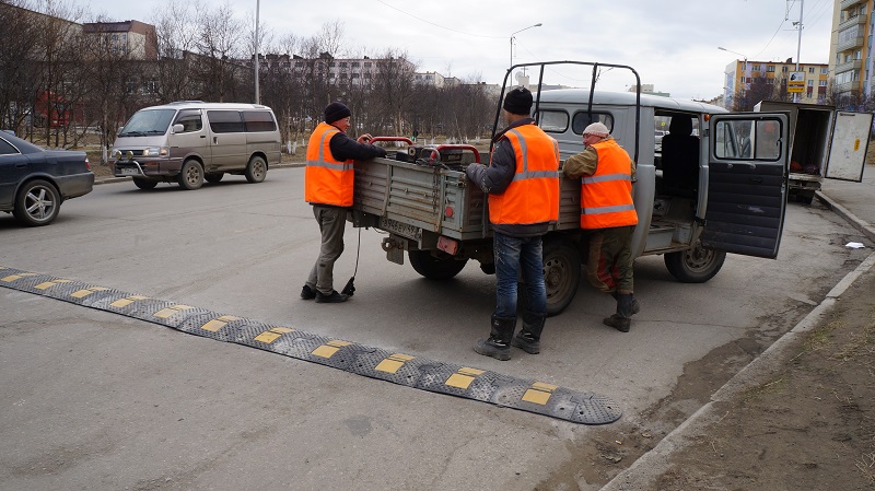В колымской столице в этом году проложат семь искусственных дорожных неровностей, Фото с места события собственное