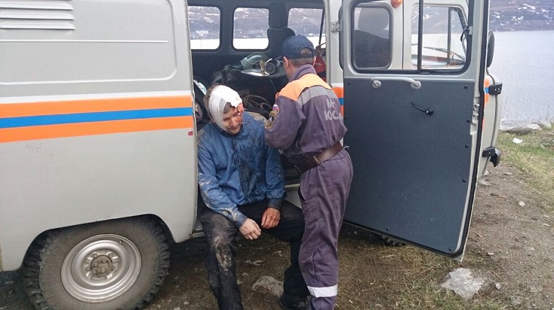 Водитель мотоцикла не пострадал, пассажиру первую доврачебную помощь оказали спасатели, Фото с места события из других источников