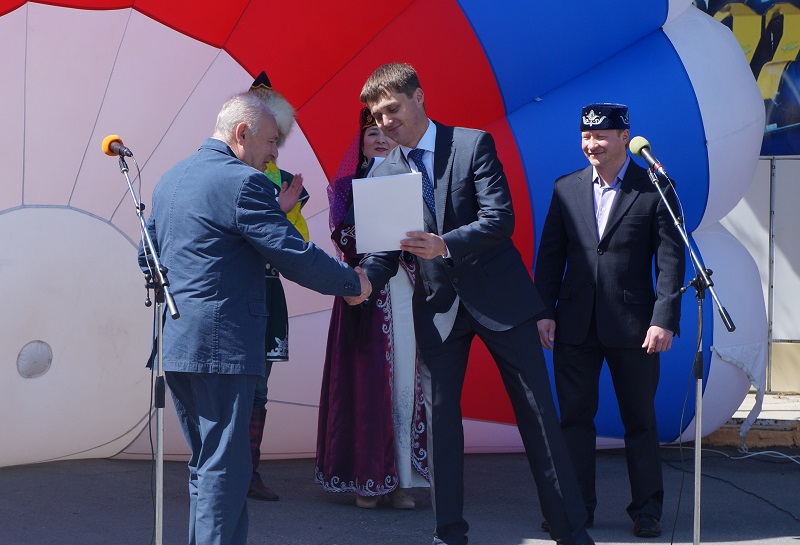 Поздравление передает президент республики Татарстан Рустам Минниханов, Фото с места события собственное