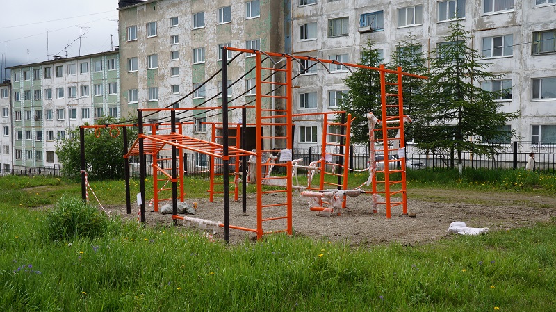 Уличные тренажеры уже установлены, но еще не распакованы, Фото с места события собственное