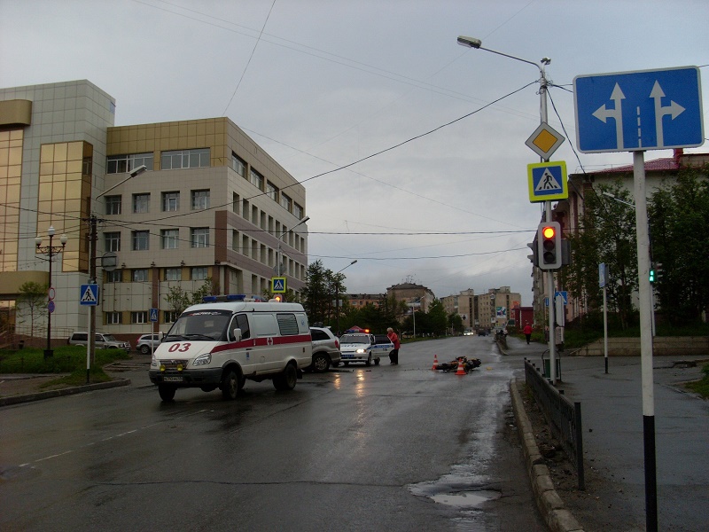 Лихача-мотоциклиста с серьезными травмами сегодня утром доставили в Магаданскую областную больницу, Фото с места события из других источников